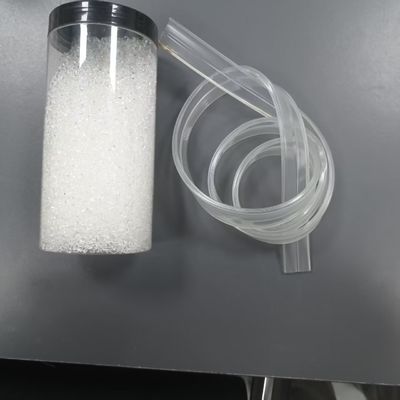 Alta trasparenza, rapido stampaggio, buona resistenza, eccellente robustezza, iniezione di plastica TPU rispettosa dell'ambiente o particelle di estrusione, adatte a giocattoli per animali domestici, corde da salto, fili