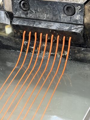 Prezzo di fabbricazione Materiale TPU di colore corrispondente con elevata resistenza alla rottura e robustezza rinforzata adatto alle applicazioni di stampaggio ad iniezione